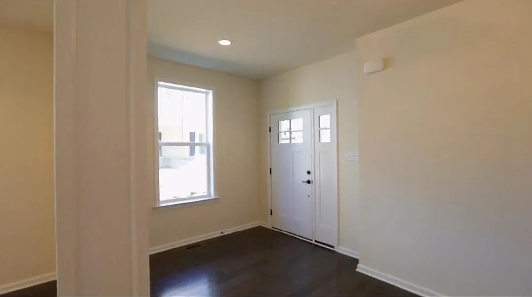 4 bed, 4200 sqft, $4,400 — Photo 4