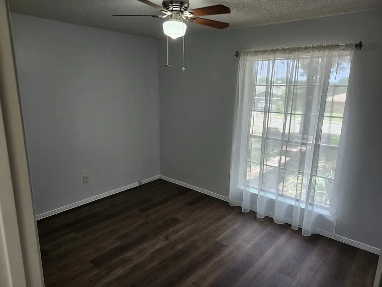 2305 Stockbridge Ct — Photo 25