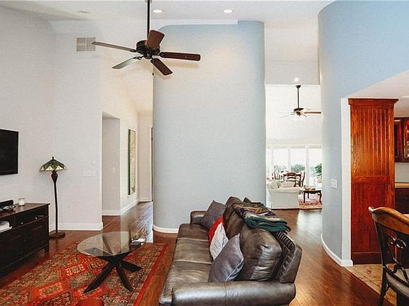 5th image of 105 E Woodside Ln