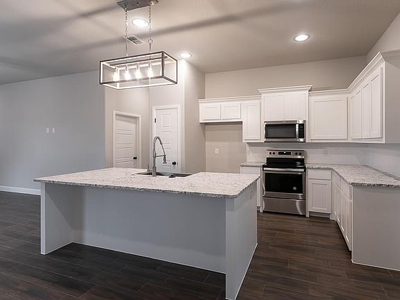 4th image of 209 E Railroad Ave