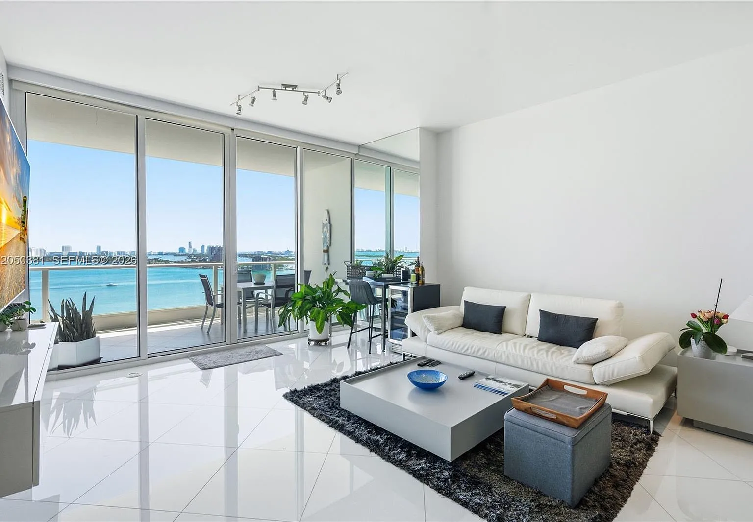 Paramount Bay Condo — Photo 2