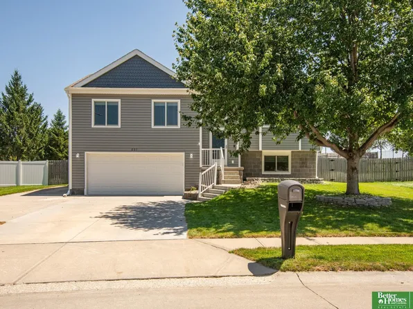 807 Edgewater Dr, Papillion, NE 68046