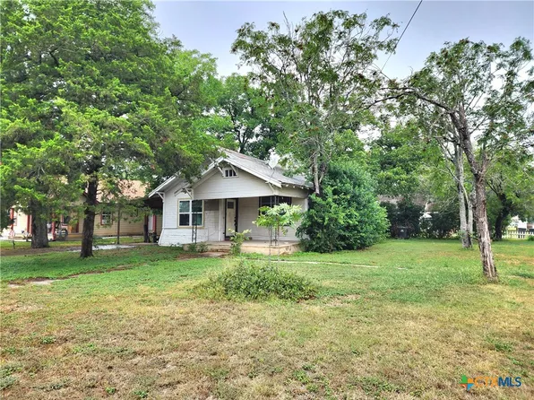 123 E Davis St, Luling, TX 78648
