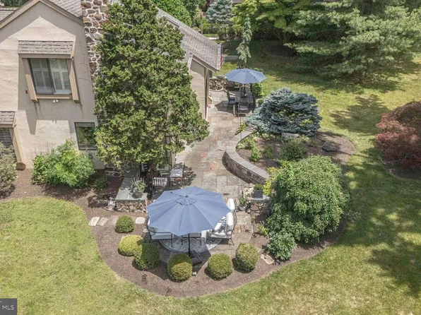 8 Sugar Knoll Dr, Devon, PA 19333