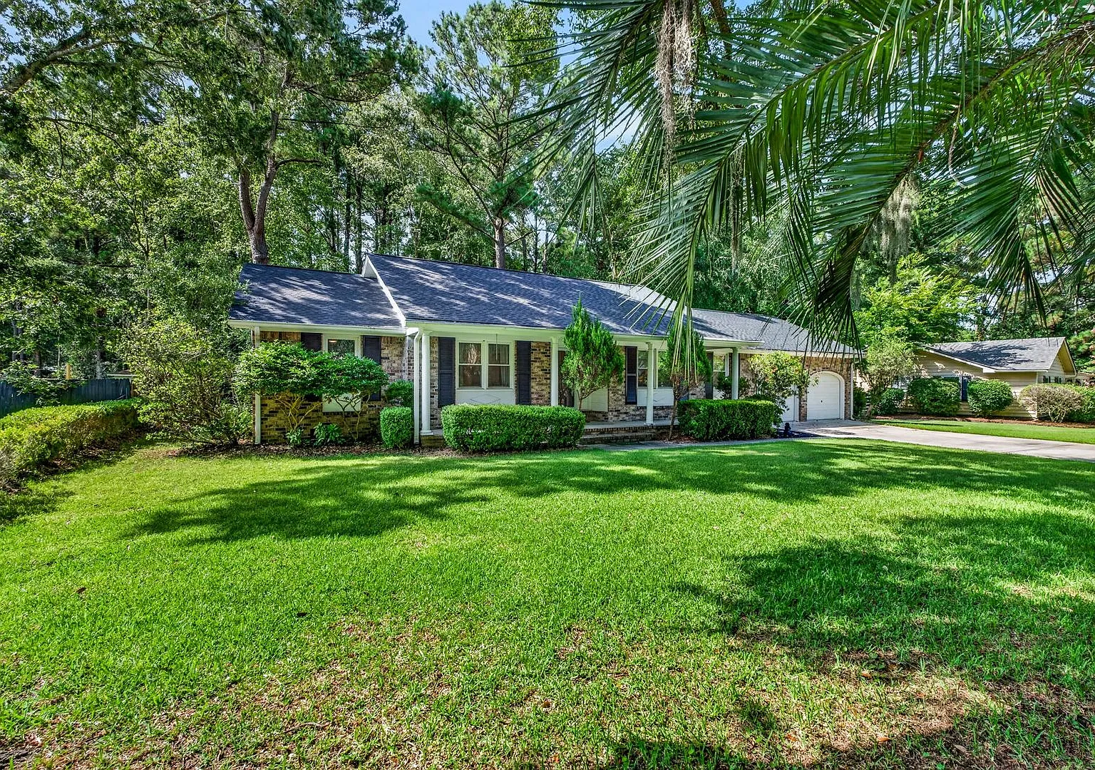 Spacious Living Near Downtown Charleston — Photo 4