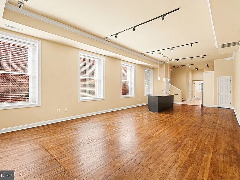338 N Charles St — Photo 14