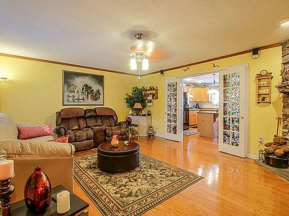 5th image of 165 Sunny Dale Ln