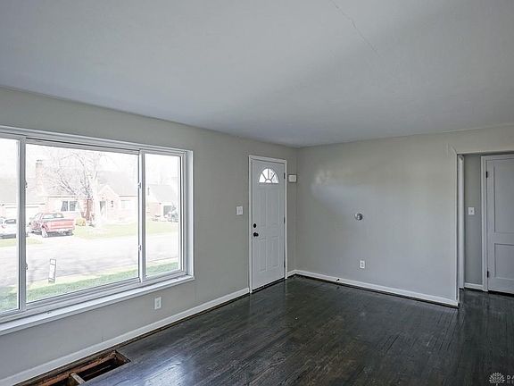 3rd image of 416 Early Dr W
