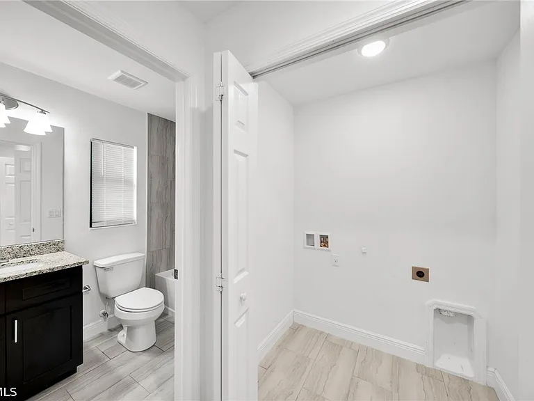 318 SW 7th Ter — Photo 13