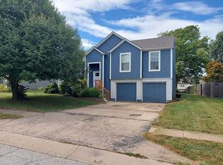 2612 SE Winchester Dr, Lees Summit, MO 64063