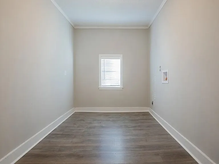 586 N 6th St — Photo 16