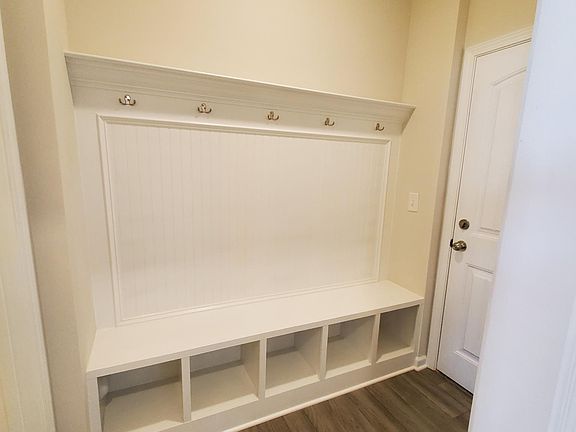 3rd image of 122 Gosford Ln