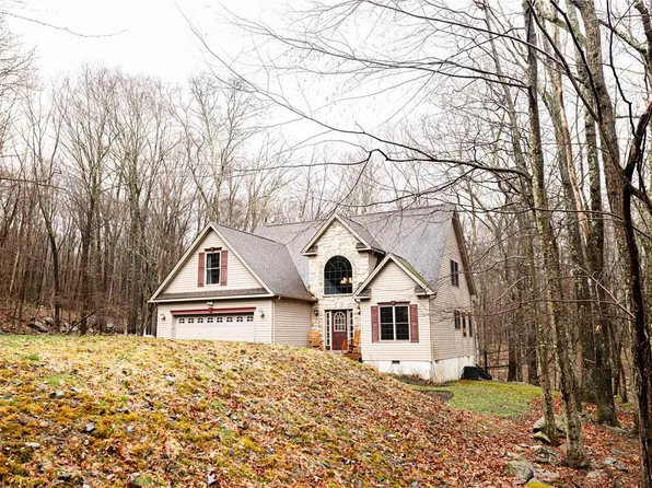 139 Swallow Ct, Bushkill, PA 18324