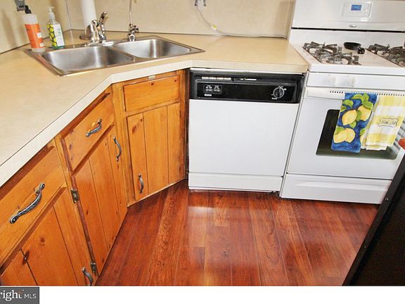 4th image of 208 King William St