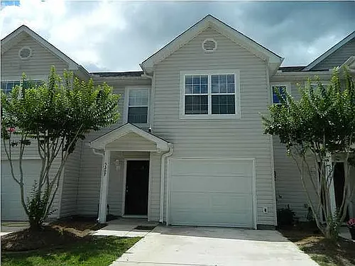 5207 Pomfret St Photo 1