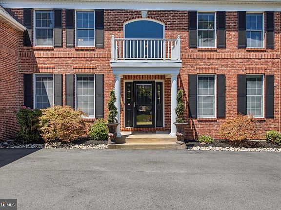 3rd image of 205 Hazeltine Cir
