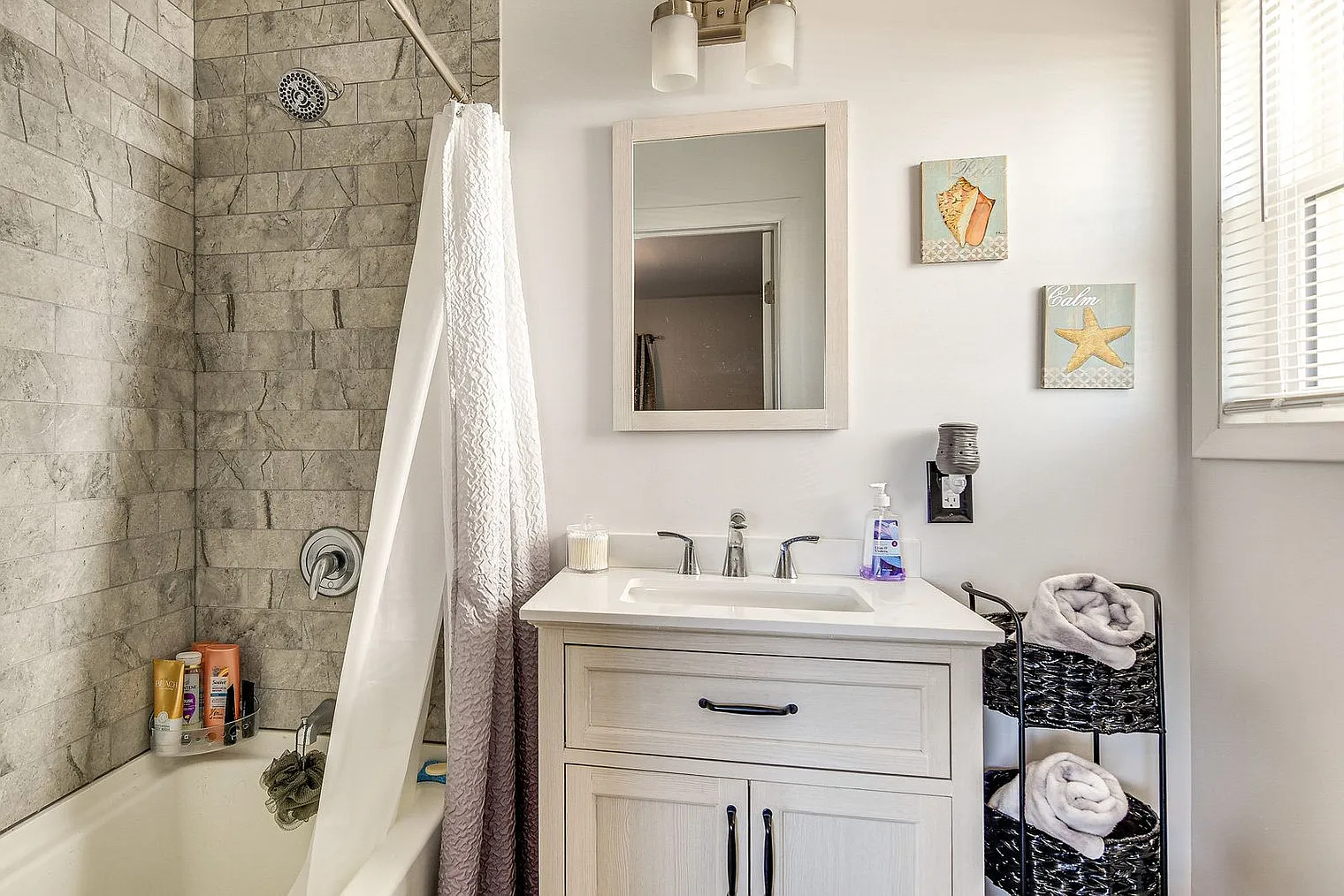 2 bed, 2.0 bath, 1345 sqft, $4,276 — Photo 4