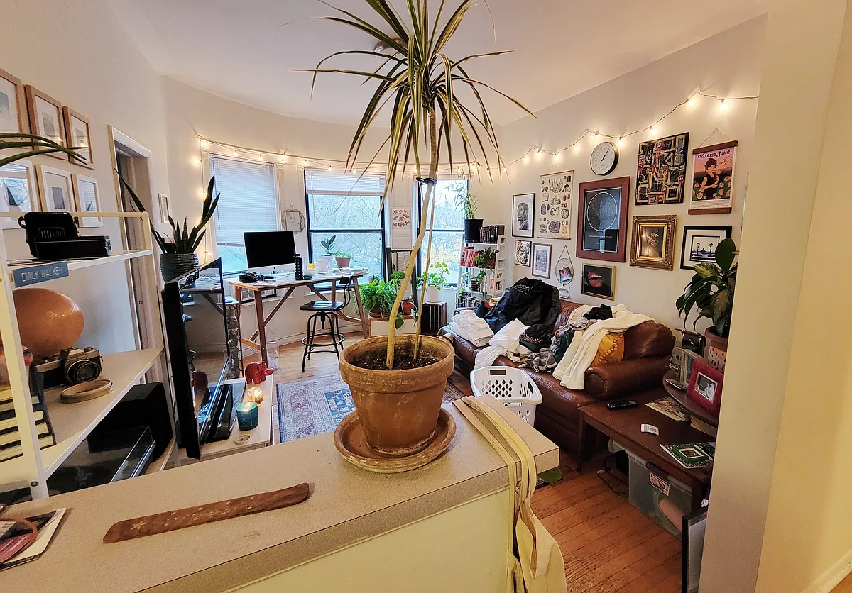 Building Photo - 923 W Waveland #2D