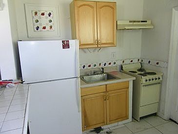 3rd image of 905 Windsor Ave