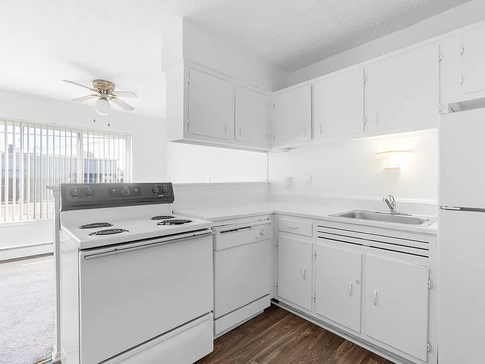 Dearborn Club Apartments