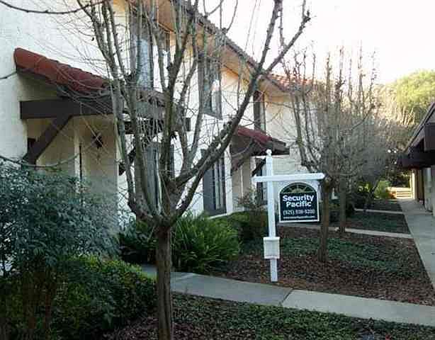 1st image of 107 Del Valle Cir Unit 107