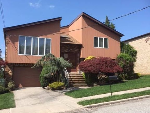 3rd image of 121 Lincoln St