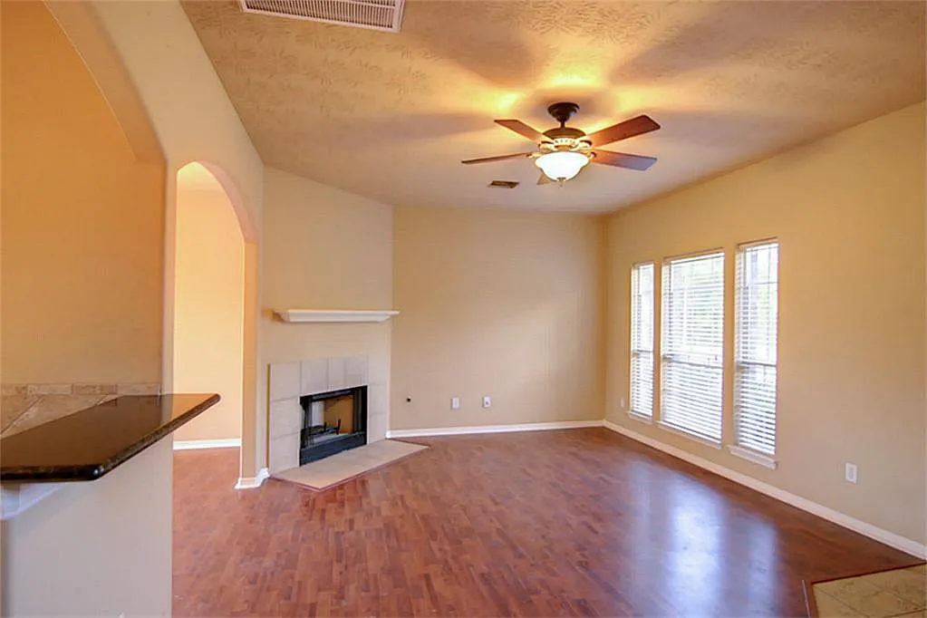 3 bed, 2.5 bath, 1871 sqft, $1,999 — Photo 2