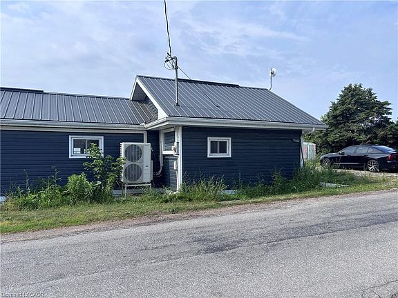 2nd image of 1456 Lakeshore Rd