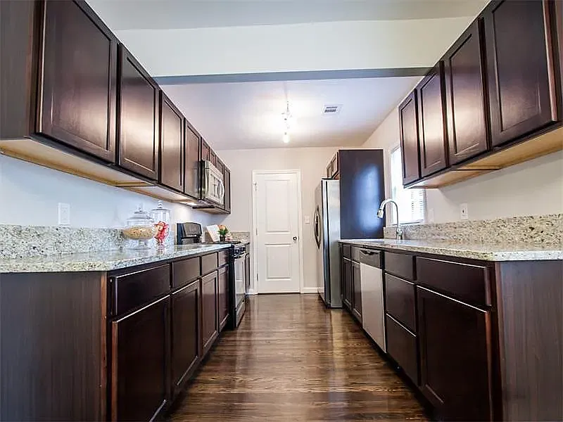 3 bed, 1235 sqft, $2,500 — Photo 2