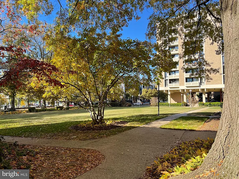 457 N St SW — Photo 43