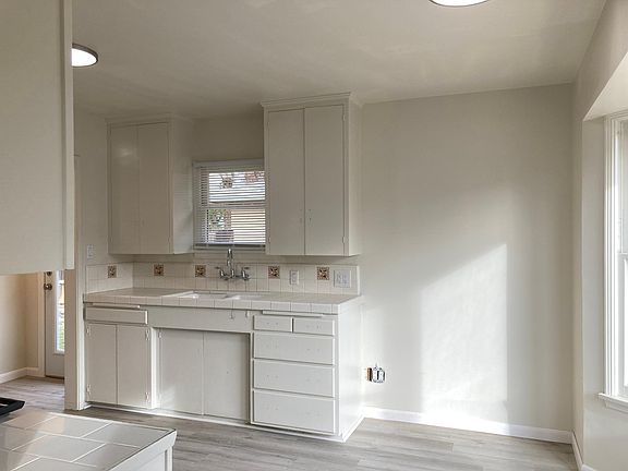5th image of 214 Lang St