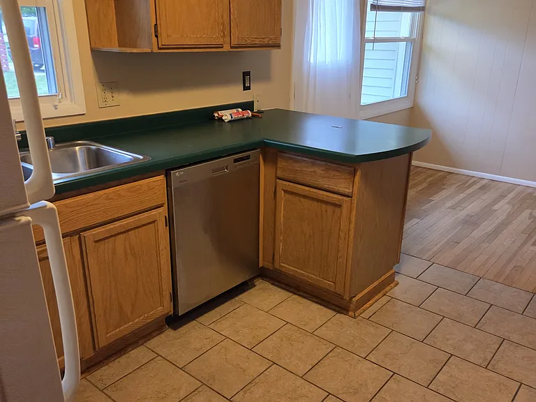 647 Franklin St — Photo 7