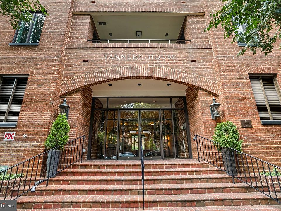 1st image of 601 Wilkes St APT 204