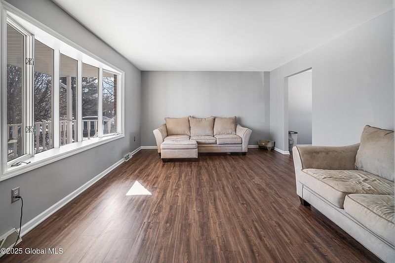 4th image of 403 Glenmist Court