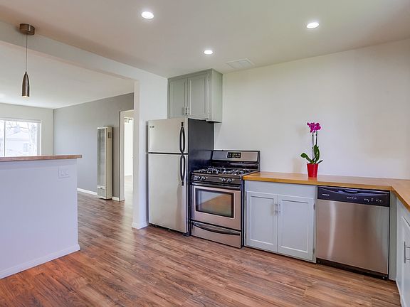 4th image of 1074 Turquoise St