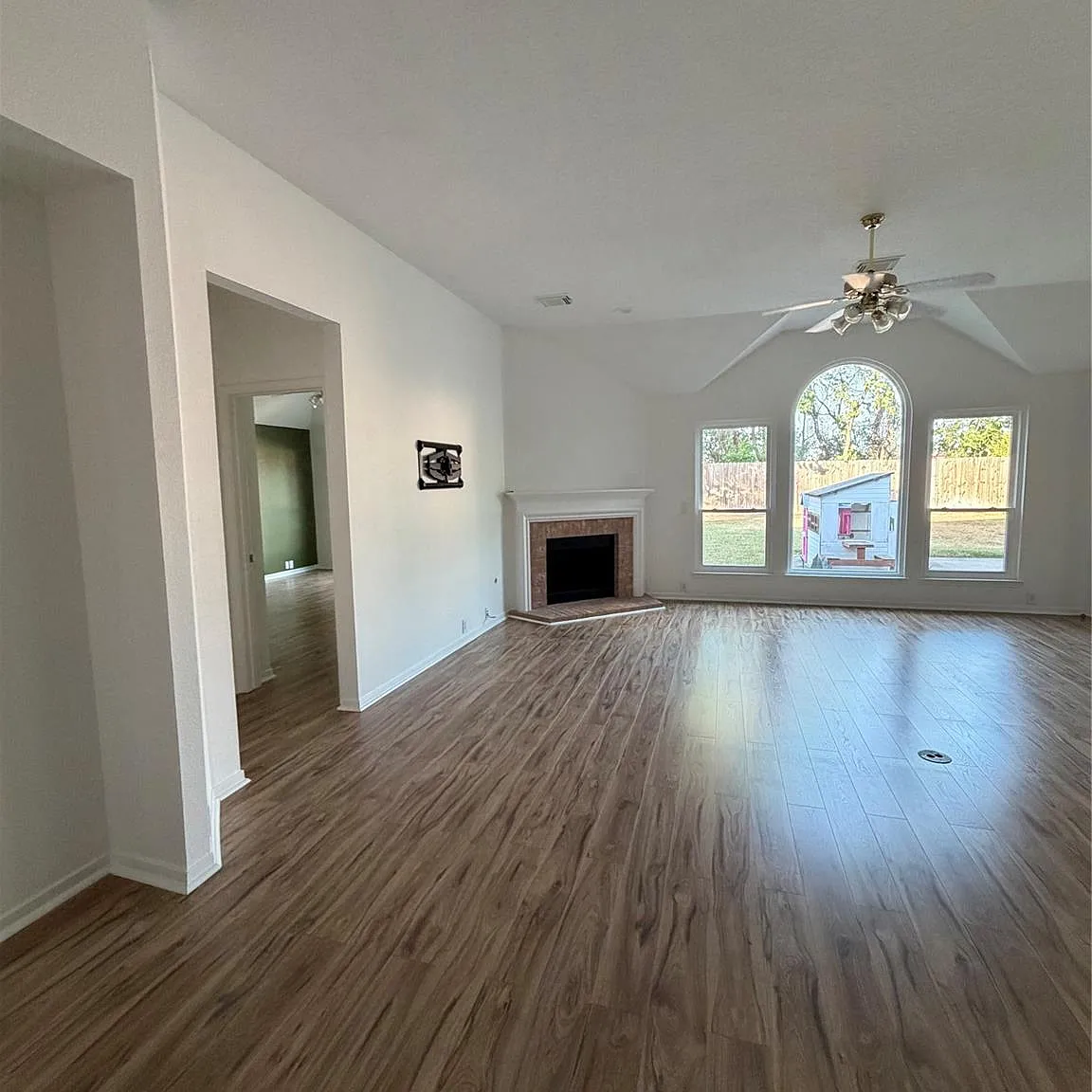 3 bed, 2.0 bath, 2074 sqft, $2,400 — Photo 4