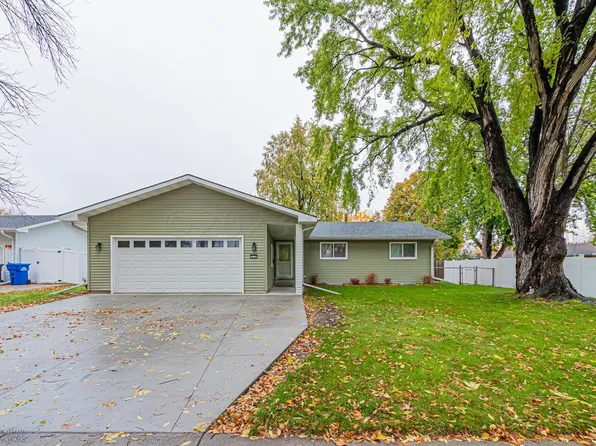 213 Forest Ave N, Fargo, ND 58102