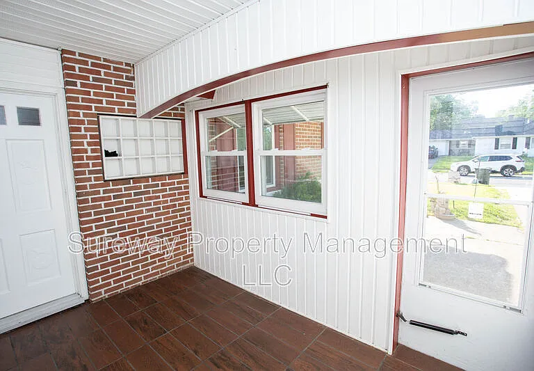 61 Pennant Ln — Photo 2