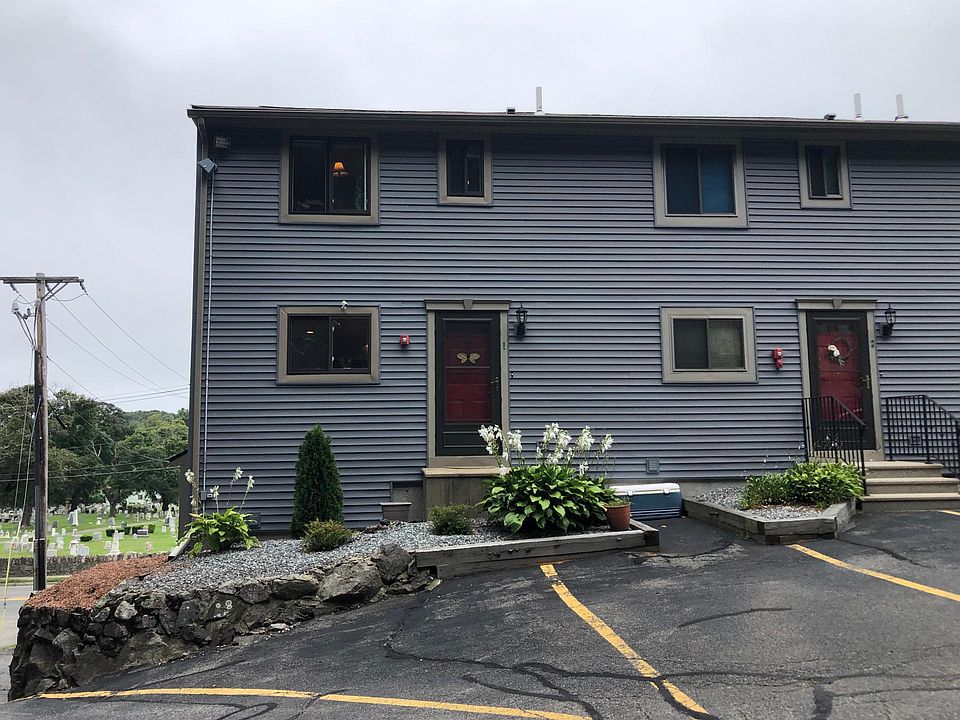 2 bedroom townhouse, centrally located!
