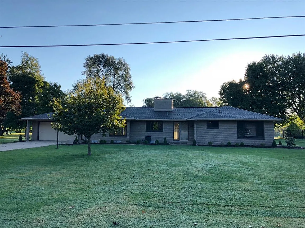 151 Country Club Dr photo 1
