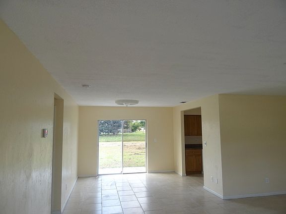 3rd image of 1402 Alwynne Dr S
