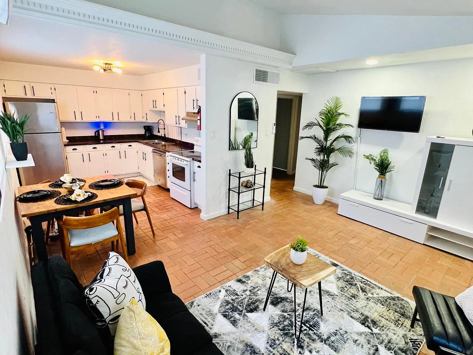 2 bed, 1050 sqft, $1,895 — Photo 4
