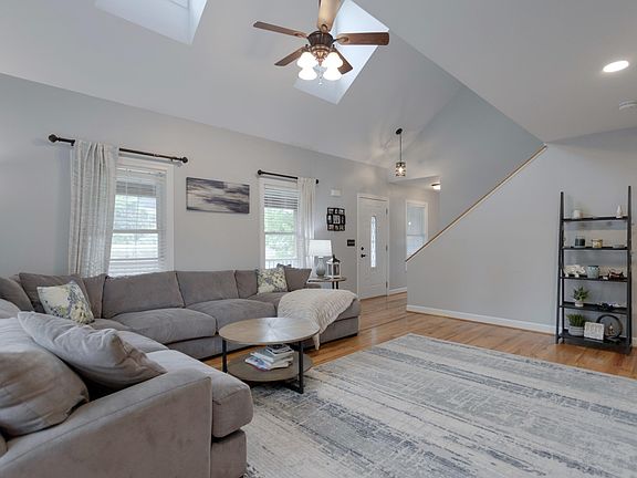 4th image of 12 Spring Ridge Ln