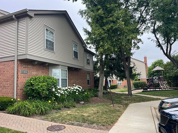 2nd image of 124 White Oak Ct APT 2
