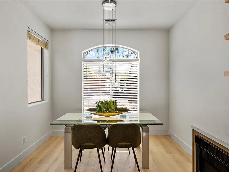 1084 E Susan Ln — Photo 11