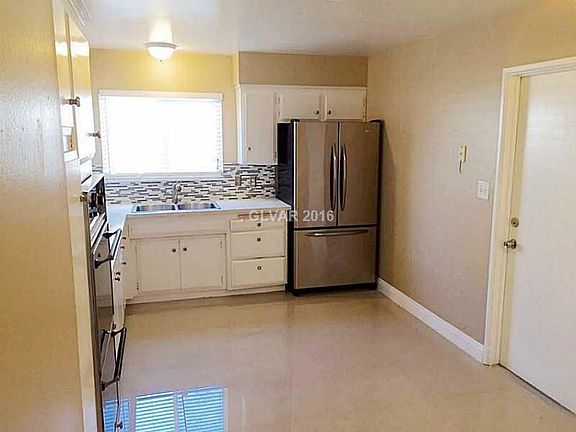 3rd image of 4205 Esmeralda Ave