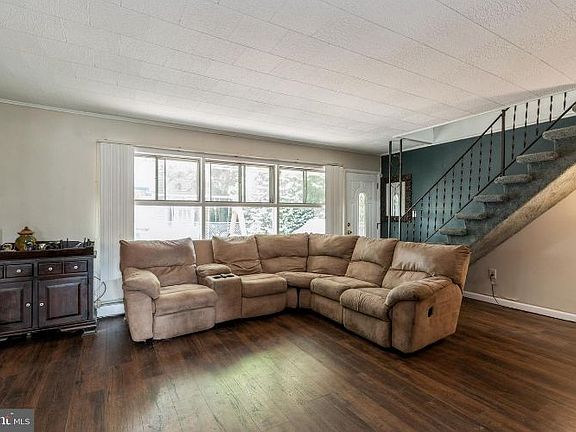 3rd image of 107 Coral Ln