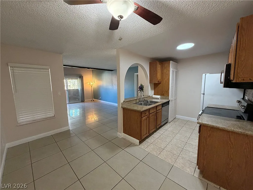 2 bed, 1.0 bath, 945 sqft, $1,450 — Photo 1