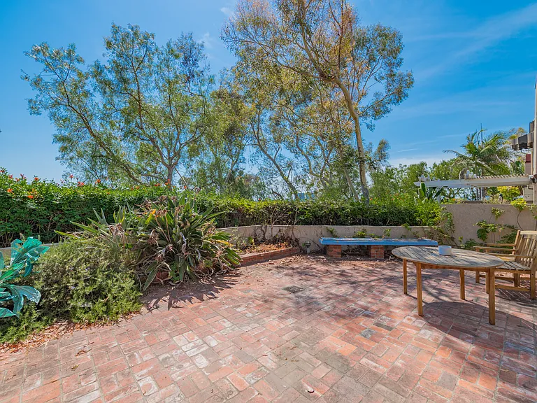 333 Stanford Ct — Photo 15