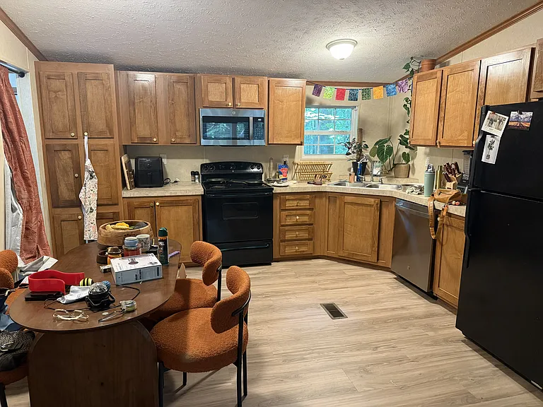 Kitchen (tenant's personal property does not remain)
